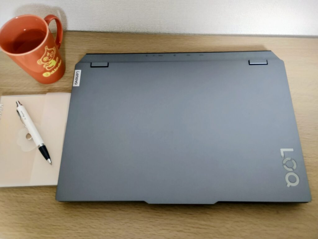 お気に入りのマグカップと手帳を添えた、Lenovo LOQ 15のある自分らしいデスク周り
