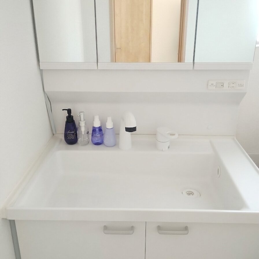 洗面台に並んだヘアケア用品
